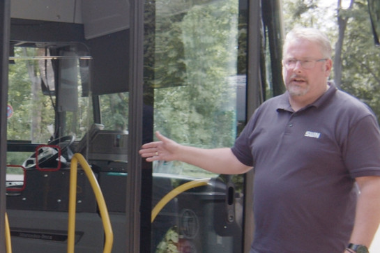 bb_larsfaehrtwieder_teaser_02.jpg Ein Busfahrer zeigt seinen Bus