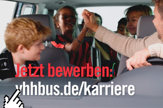 Ein Mann hält die Hand von einem Kind