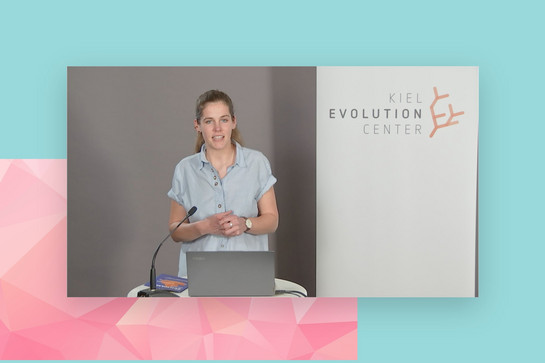 bb_cau_darwintag_teaser01.jpg Eine Frau hält eine Rede zum Darwin Tag