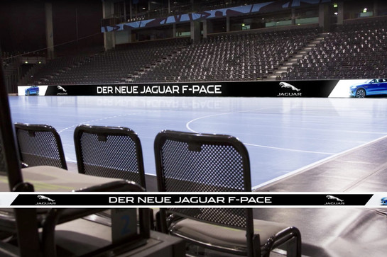 Werbung an einer LED Bande
