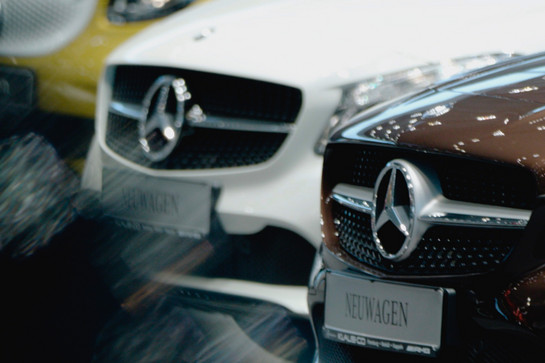 Die Fronten zwei Mercedes Benz Autos