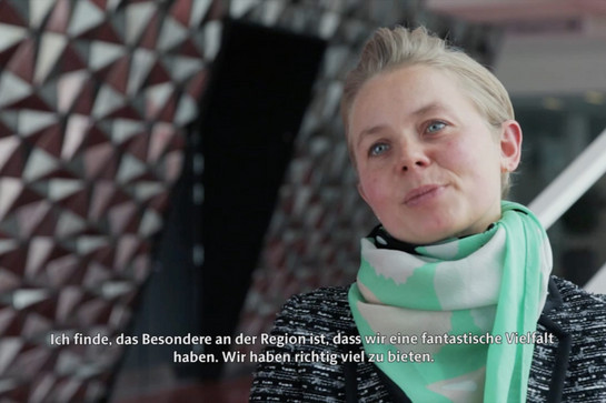 bb_wachstumszentrum_teaser_03.jpg Eine blonde Frau mit grünem Schal im Interview