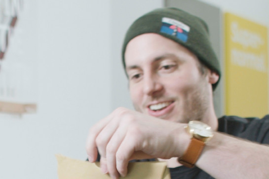 Lars öffnet ein Paket
