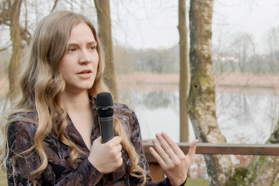 Ein Mädchen mit langen Haaren hält ein Mikrofon