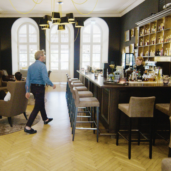 Ein Mann bestellt ein Getränk an der Bar des Kieler Kaufmanns