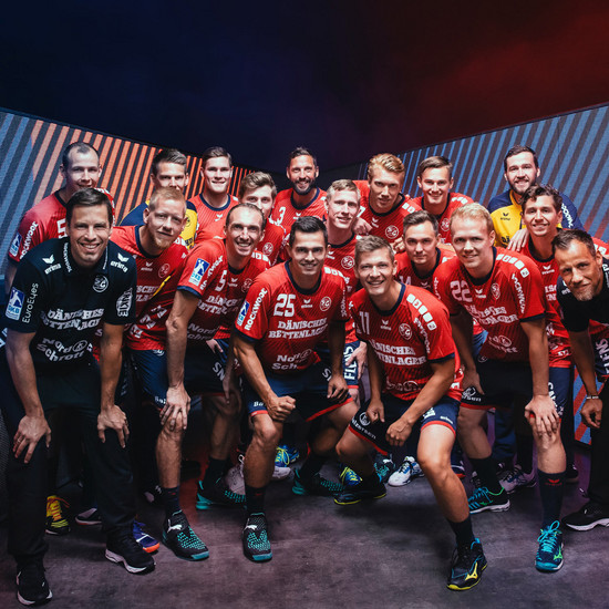 SG Spieler posieren in roten Trikots