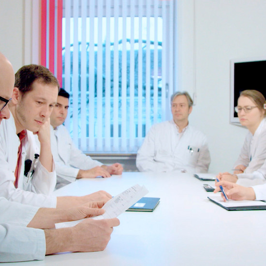 Ärzte sitzen an einem Tisch und beraten sich