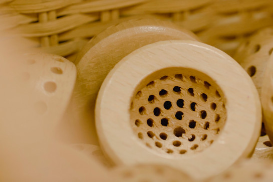 Ein Holzstück von einem Besen