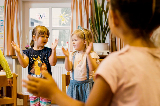 bb_nachhaltigeerziehung_teaser_03.jpg Zwei Kinder klatschen in die Hände