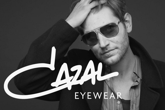 Mann mit Sonnenbrille fährt sich durch die Haare. Slogan: Cazal Eyewear