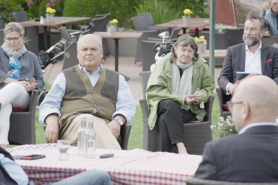 Vier Personen hören Dr. Ralf Stegner zu
