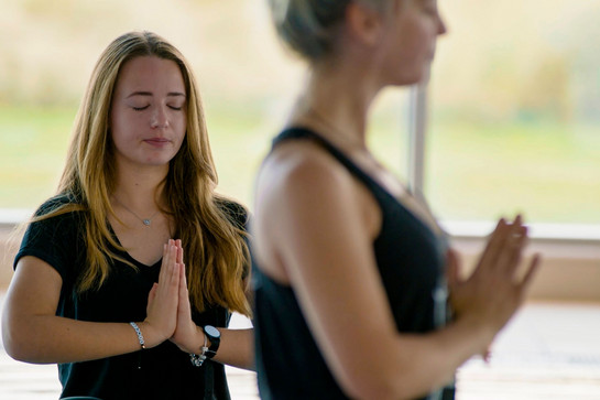 Zwei Frauen machen Yoga