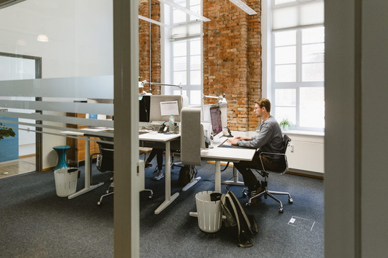 Projektleiter Tim sitzt im Büro