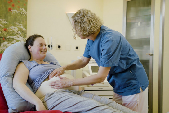bb_imla_teaser_05.jpg Eine Krankenschwester tastet den Bauch einer schwangeren ab