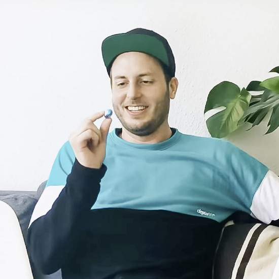 Ostergrüße von Lars 2020 Ein Mann guckt auf ein Schokoladen osterei