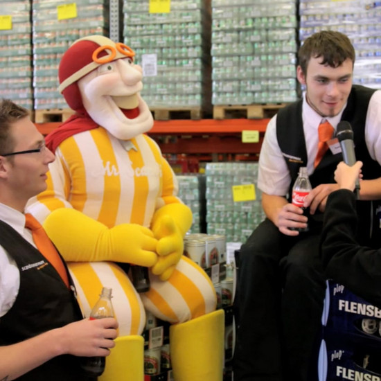 Eine Frau interviewt einen Scandipark Mitarbeiter