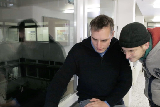Zwei Männer sitzen in der Fensterbank