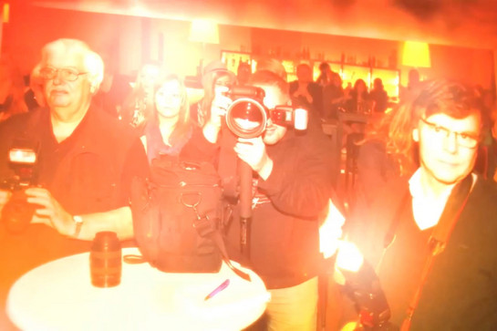 Ein Fotograf fotografiert einen anderen Fotografen