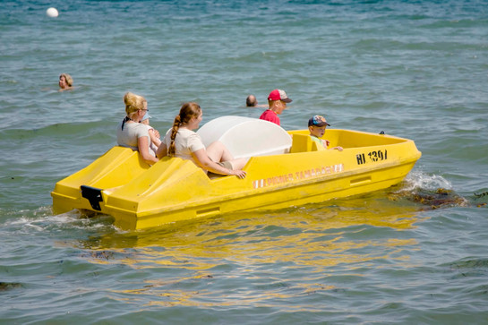 Eine Familie fährt Tretboot