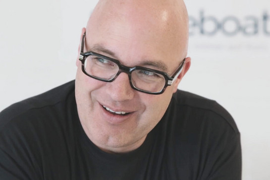 Nahaufnahme von einem Mann mit einer markanten Brille