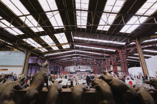 Blick in eine Halle voller Menschen