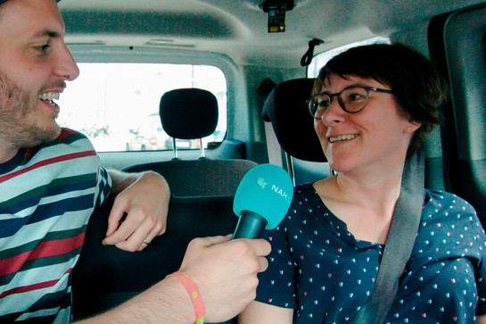 bb_luemo_teaser_02_hauptteaser.jpg Lars Bente interviewt eine Frau im Auto