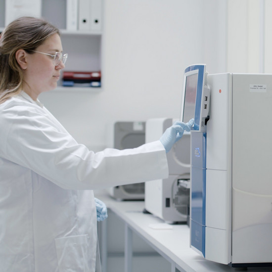 Eine Frau mit Brille steht im Labor