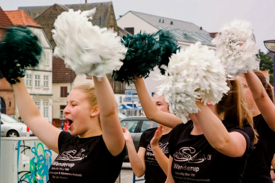 bb_marathon2018_teaser_04.jpg Drei Cheerleader feuern Marathon Läufer an