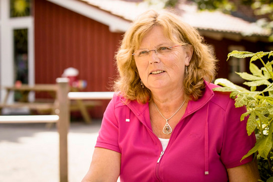 bb_nachhaltigeerziehung_teaser_02.jpg Standbild einer Frau im pinken Oberteil