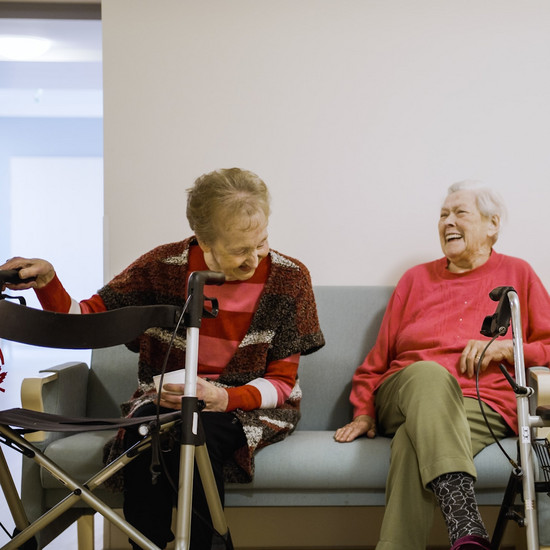 Zwei alte Frauen lachen