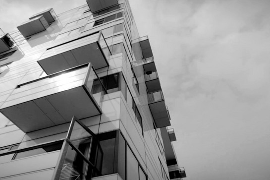 Blick auf ein modernes Gebäude mit Balkonen