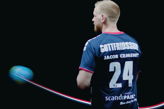 Ein SG Spieler drippelt einen blauen ball