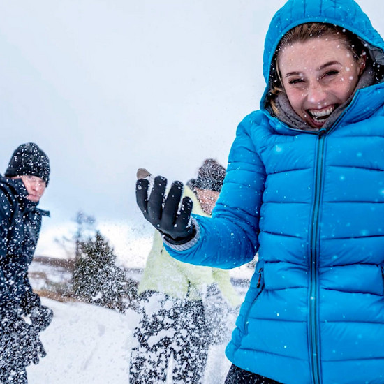 Eine Frau in blauer Winterkleidung