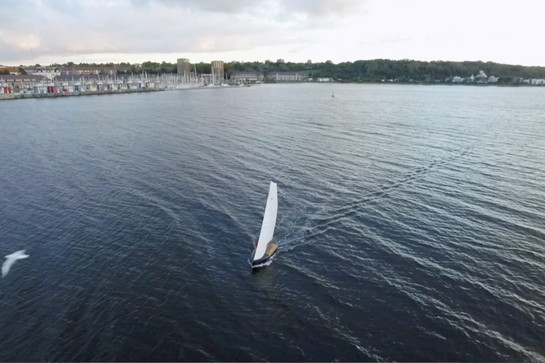 Luftbild eines Segelbootes auf der Förde