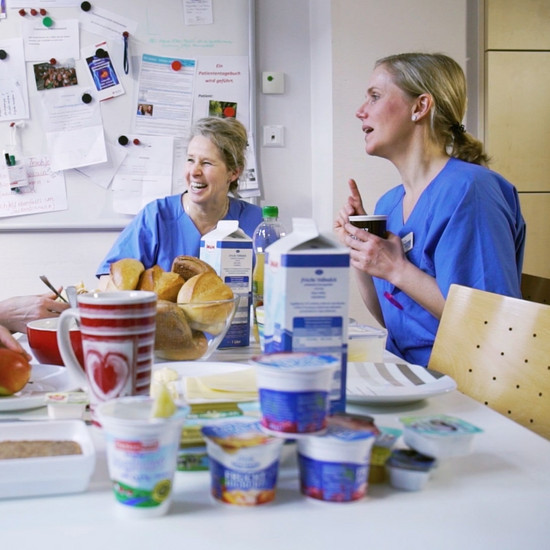 Zwei Krankenschwestern unterhalten sich 