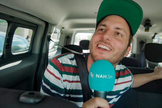 Lars spricht in sein blaues Mikrofon