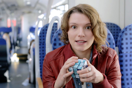 Eine Frau dreht an einem Cube