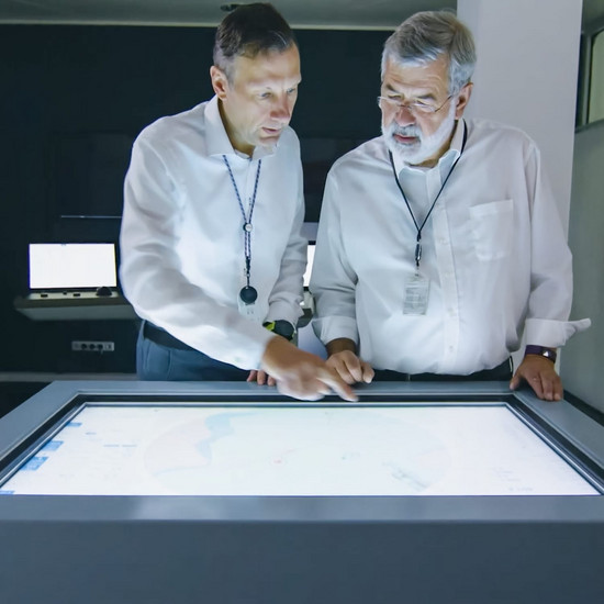 Zwei Männer stehen vor einem navigationsgerät