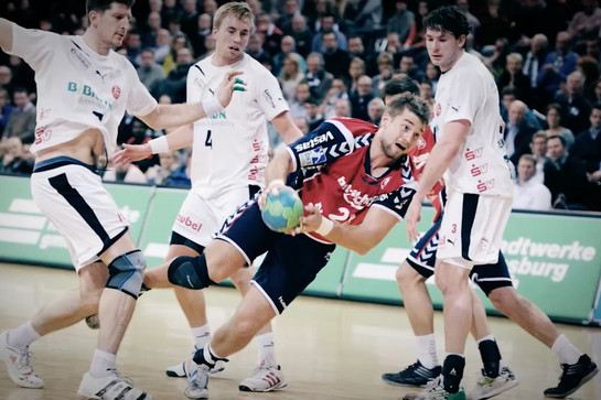 Ein SG Spieler wirft auf das Tor