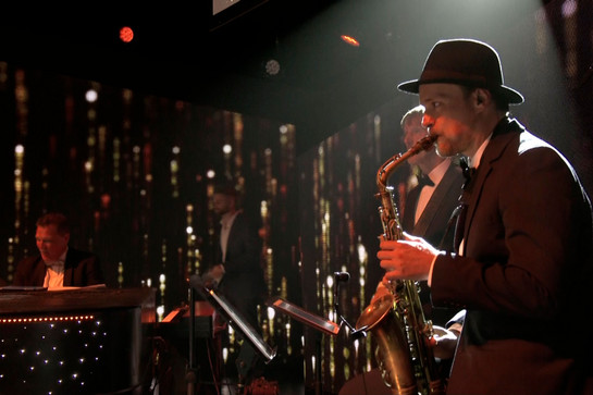 Ein Saxofonist mit einem schwarzen Hut