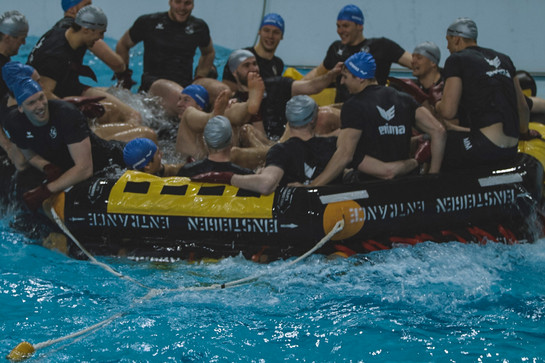 Die SG Spieler in einem runden Boot in der Schwimmhalle