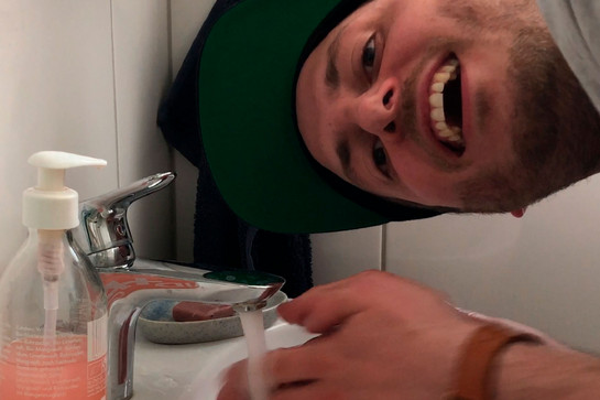 Lars steht in seinem Badezimmer