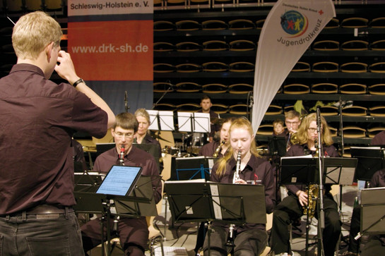 Ein Orkester spielt auf der DRK Veranstaltung