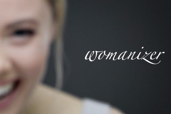 Das Wort "Womanizer" mit einer lachenden Frau als underlay