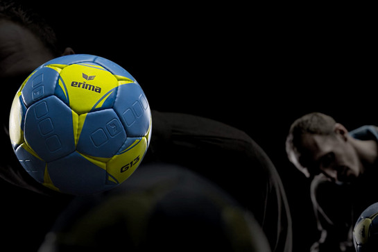 Ein blau gelber Handball