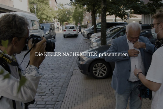 bb_kubi_teaser_ss1.jpg Wolfgang Kubicki steckt sich ein Mikrofon an