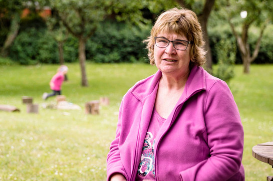 Standbild einer Frau im pinken Shirt