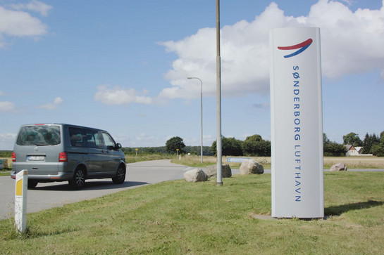 Straßenschild für Flughafen Sonderburg