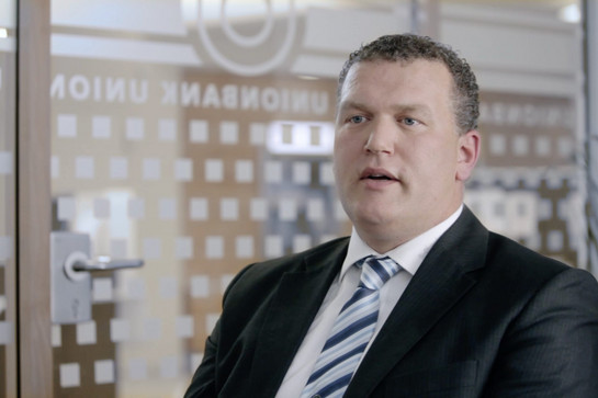 Ein Union Bank Mitarbeiter im Interview