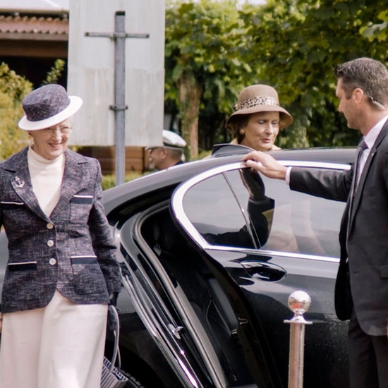 Die dänische Königin steigt aus einer Limousine